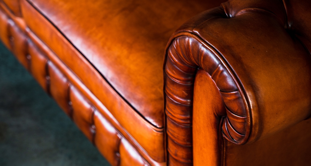 sofa-leather-chesterfield-2-places-close-view-montreal-quebec-1